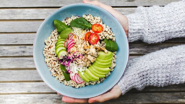 Bowl mit Quinoa und frischem Gemüse