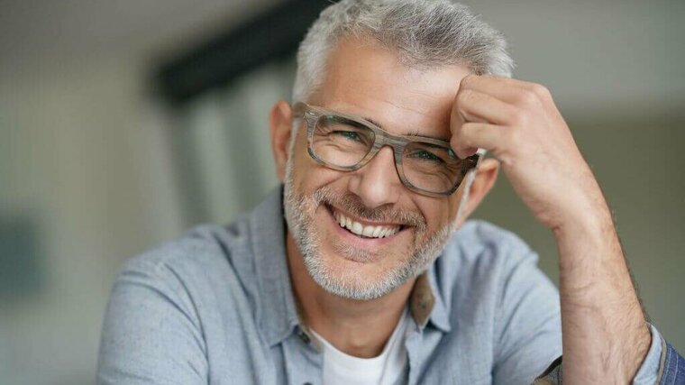 Mit-50iger Mann mit Brille, graues Haar