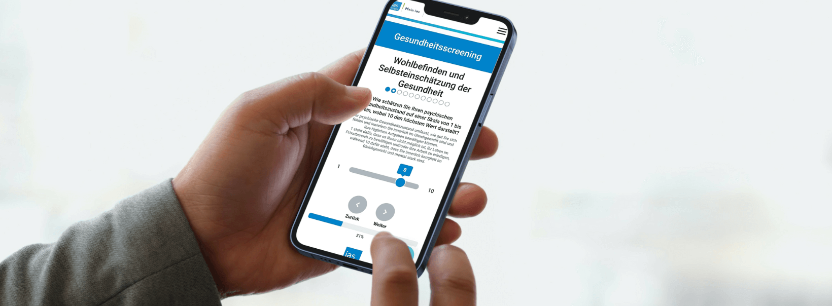 Mann führt den digitale Selbstcheck am Smartphone durch und beantwortet Fragen zu Gesundheit und Wohlbefinden