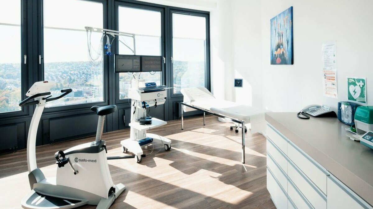 Check-ups im modernen Ambiente Moderner Untersuchungsraum mit Panorama-View