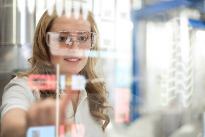 Eine junge Frau mit Schutzbrille 