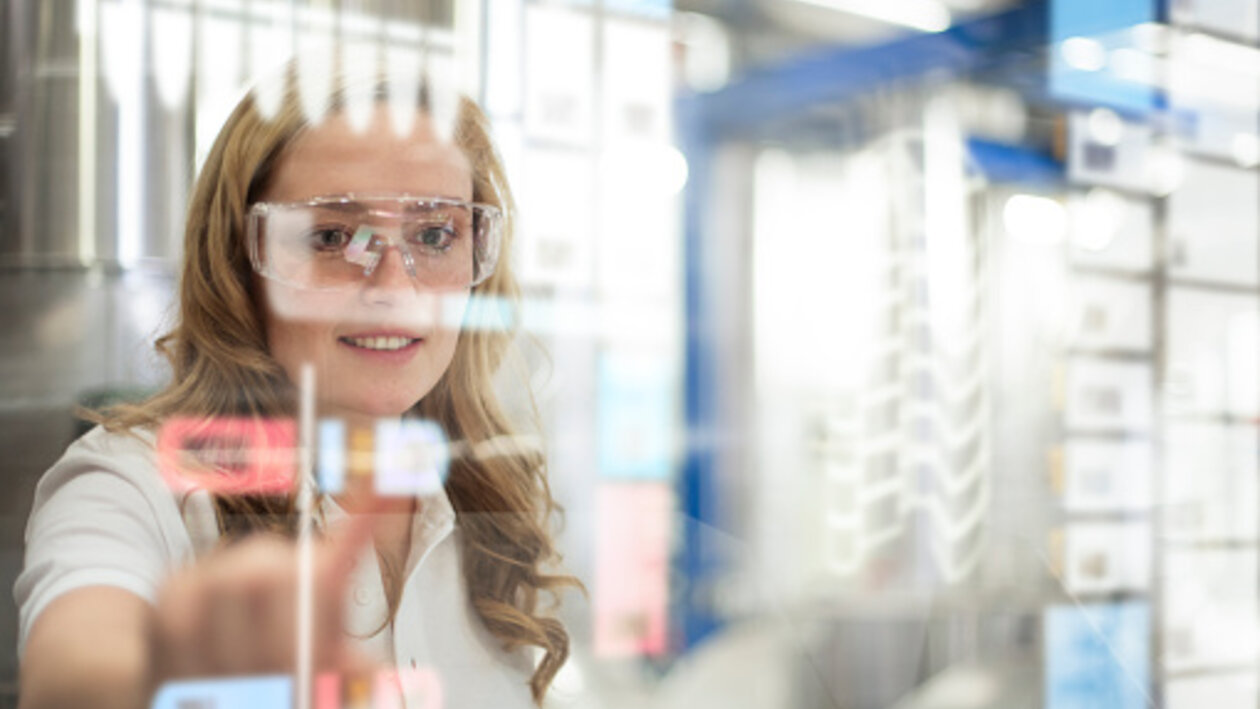 Eine junge Frau mit Schutzbrille 
