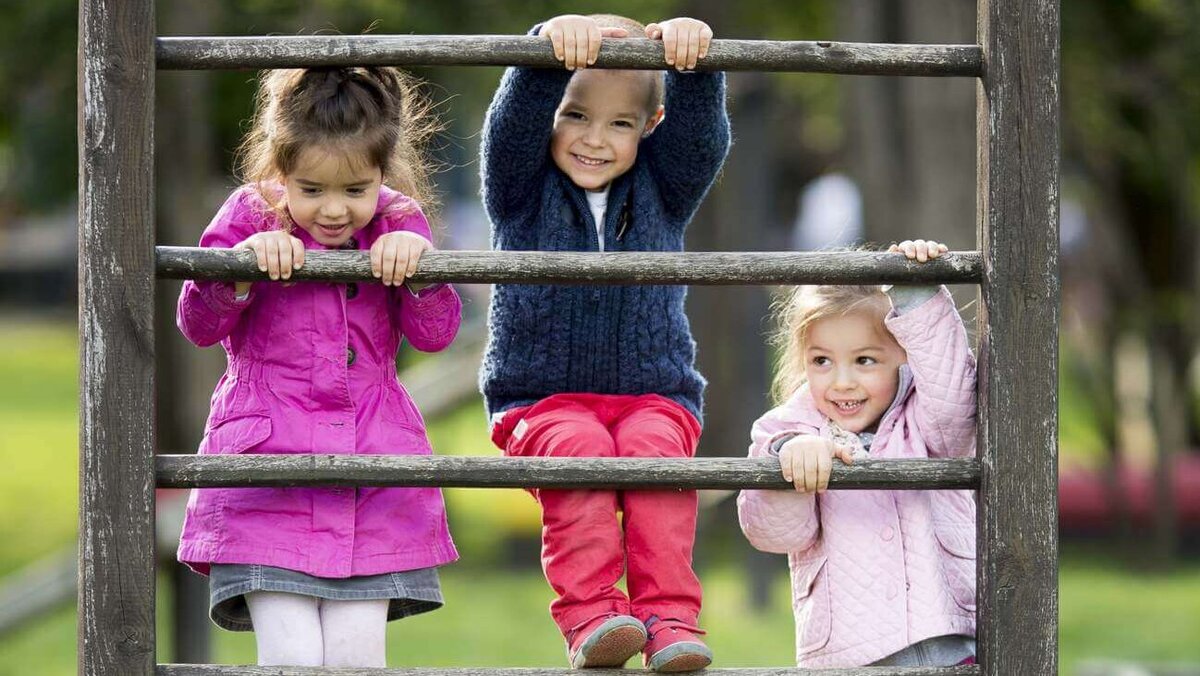 Kinder auf einem Klettergerüst 