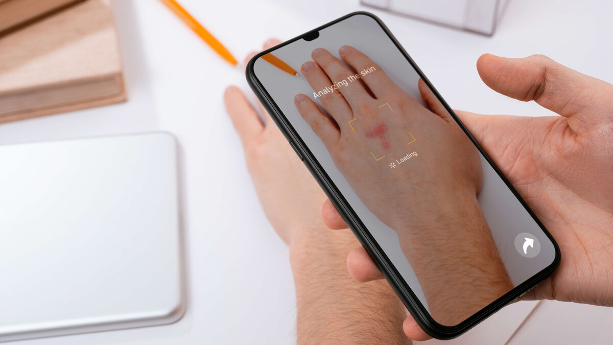 Hand wird mit dem Handy gescannt und analysiert