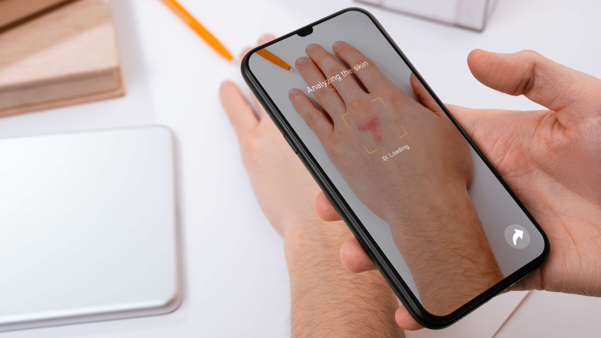 Hand wird mit dem Handy gescannt und analysiert