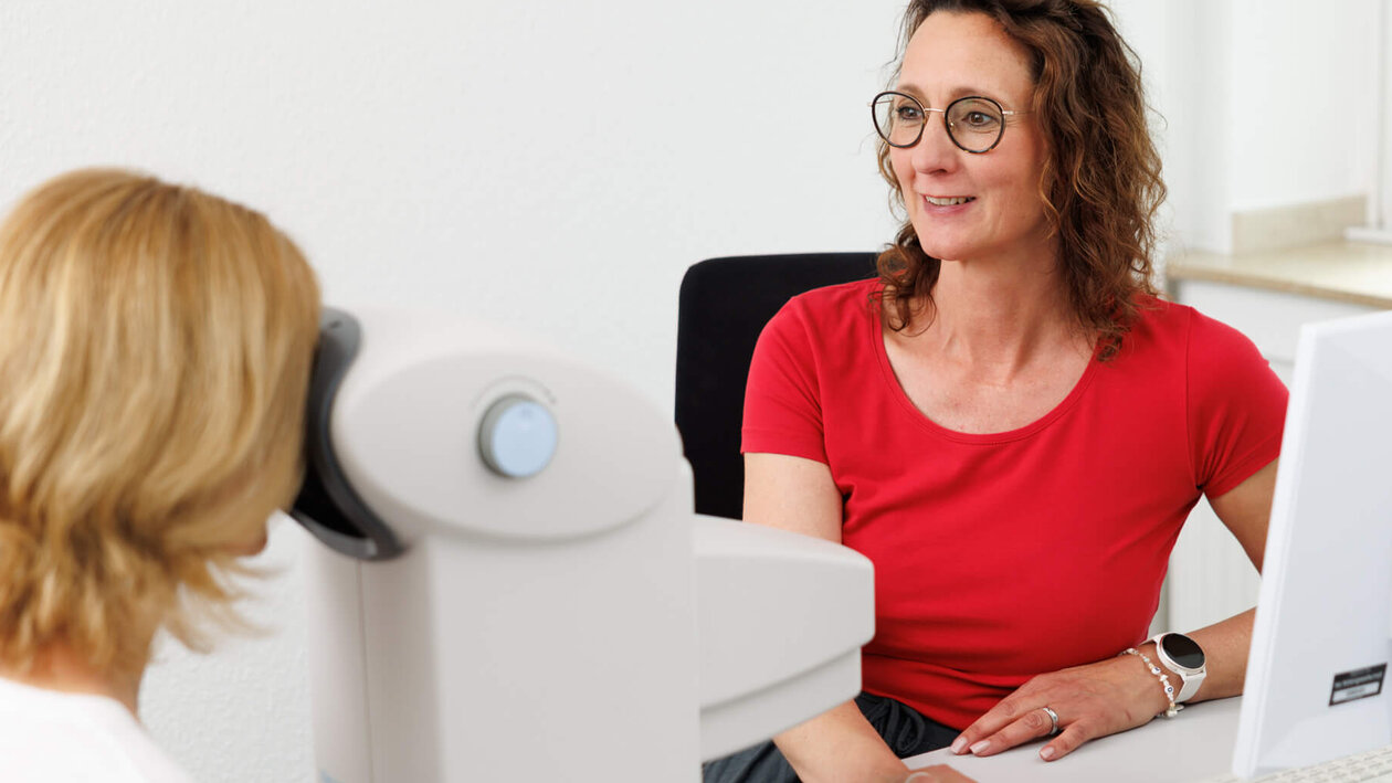 Arbeitsmedizinische Untersuchung durch eine Mitarbeiterin der ias-Gruppe