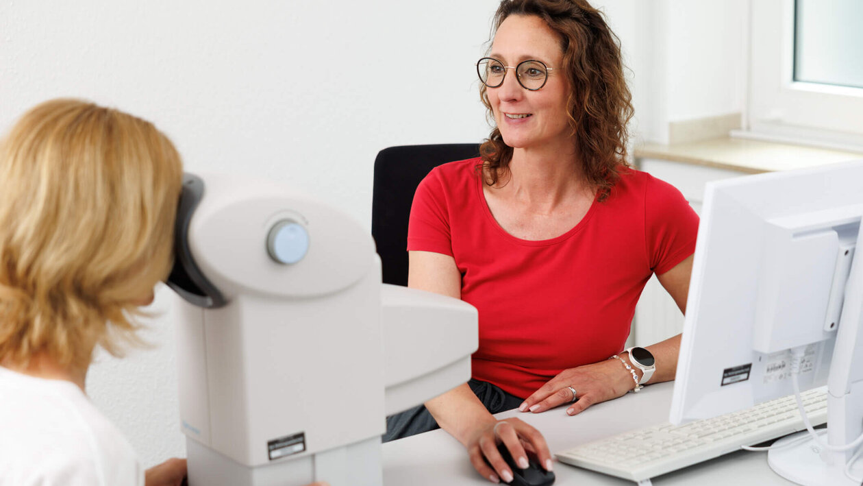 Arbeitsmedizinische Untersuchung durch eine Mitarbeiterin der ias-Gruppe