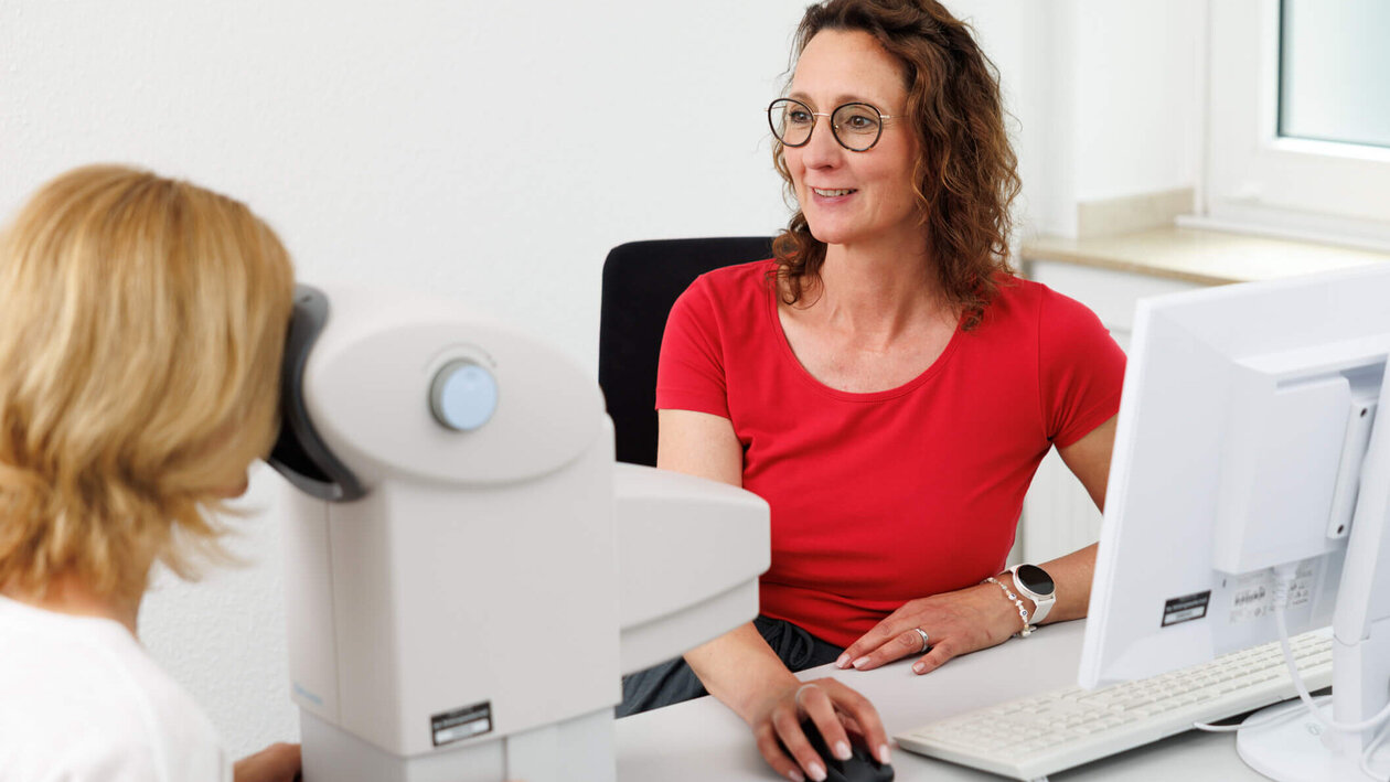Arbeitsmedizinische Untersuchung durch eine Mitarbeiterin der ias-Gruppe
