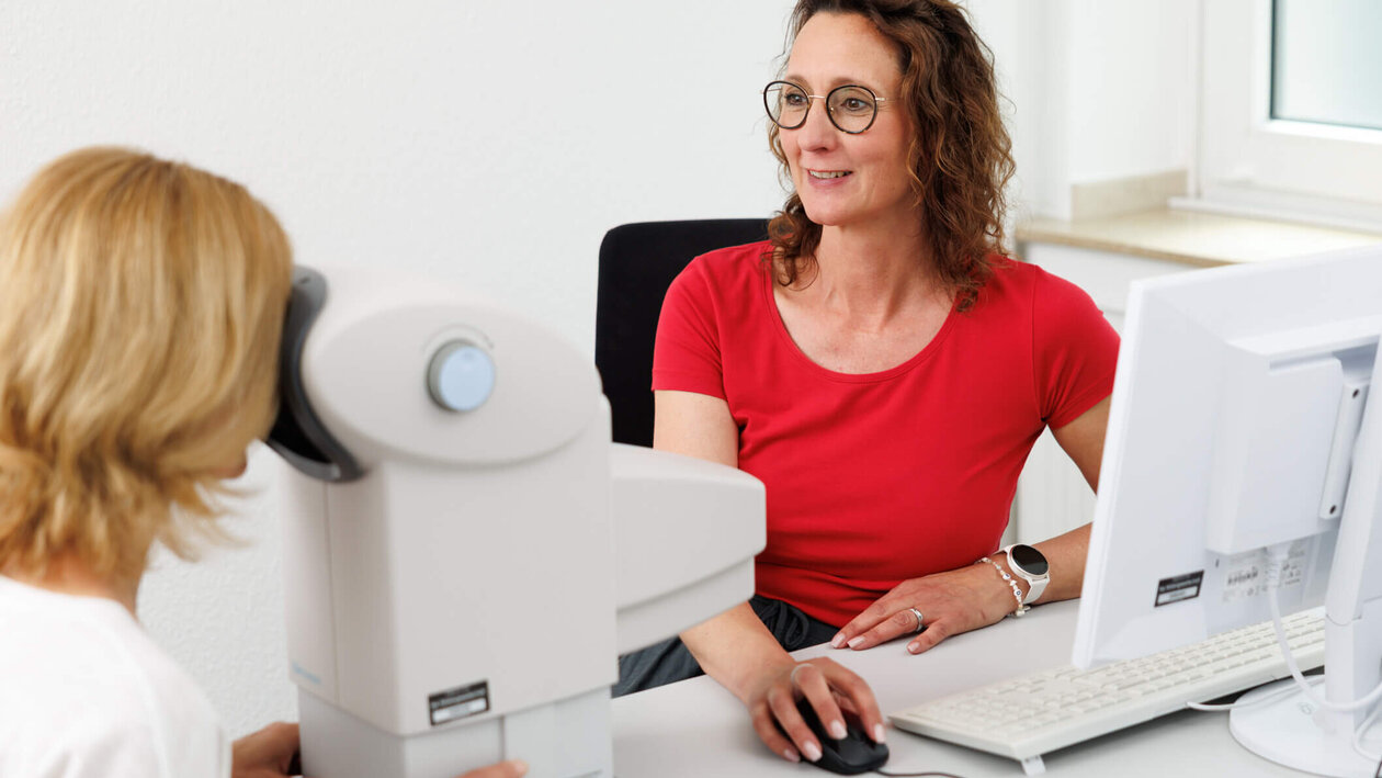 Arbeitsmedizinische Untersuchung durch eine Mitarbeiterin der ias-Gruppe