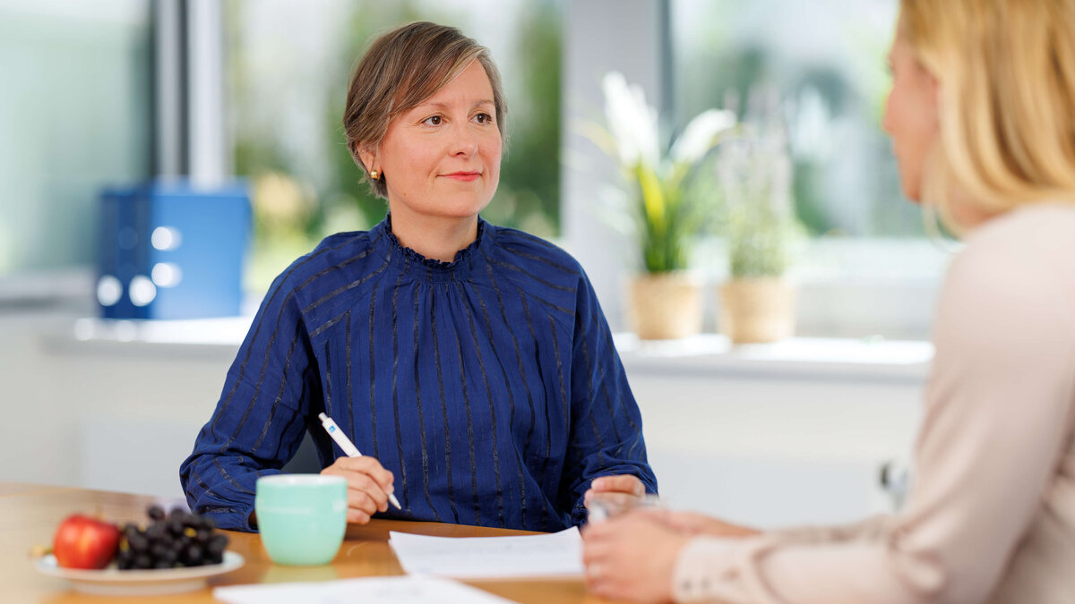 EAP-Beraterin der ias mental health im Vor-Ort-Gespräch zur Beratung 