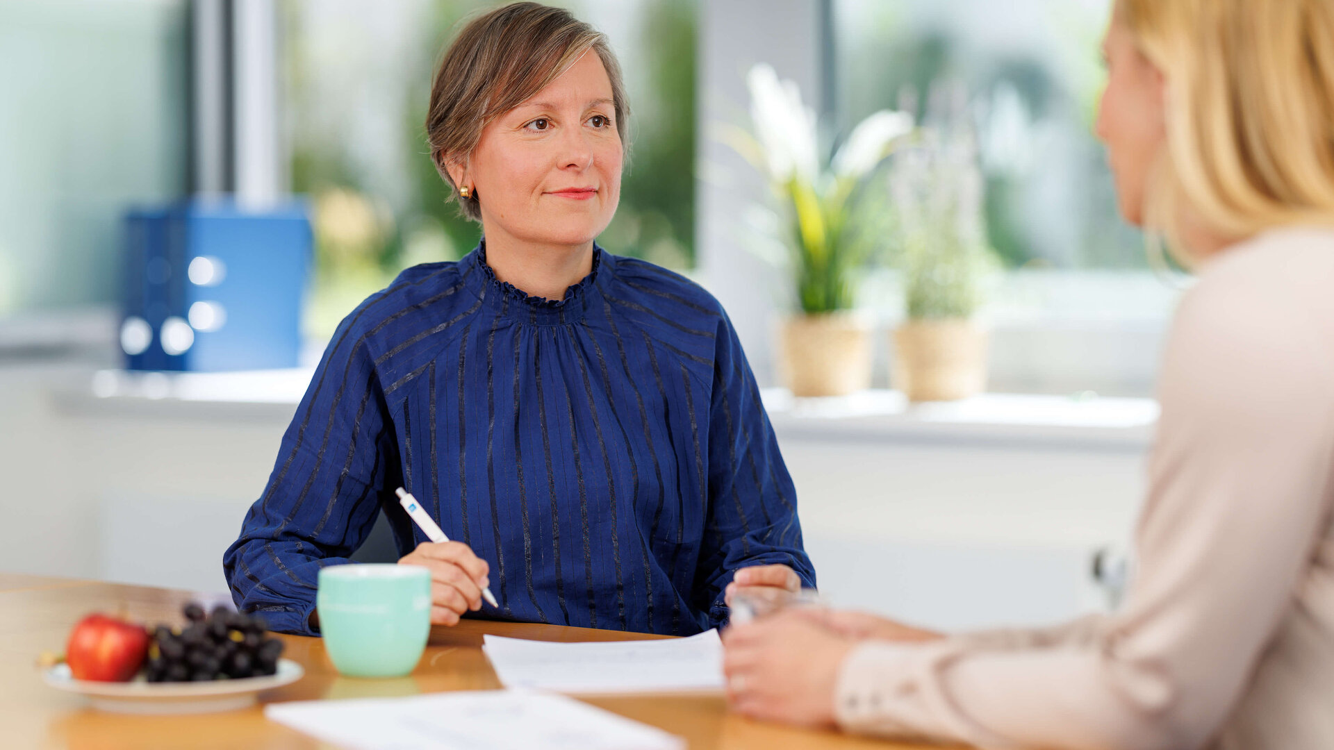 EAP-Beraterin der ias mental health im Vor-Ort-Gespräch zur Beratung 