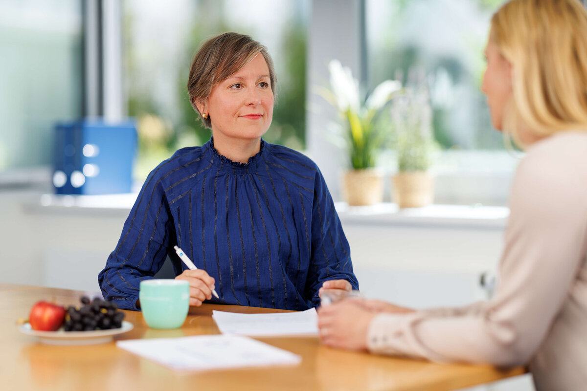 EAP-Beraterin der ias mental health im Vor-Ort-Gespräch zur Beratung 