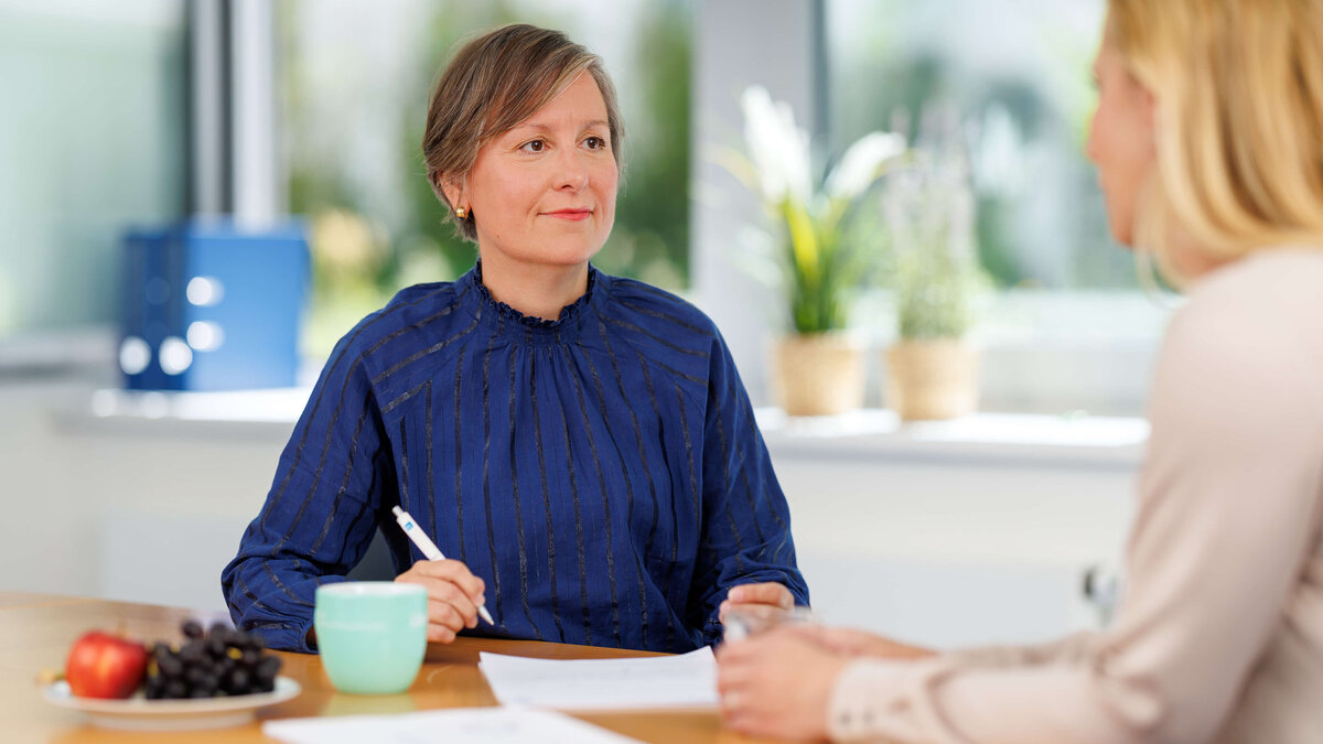 EAP-Beraterin der ias mental health im Vor-Ort-Gespräch zur Beratung 