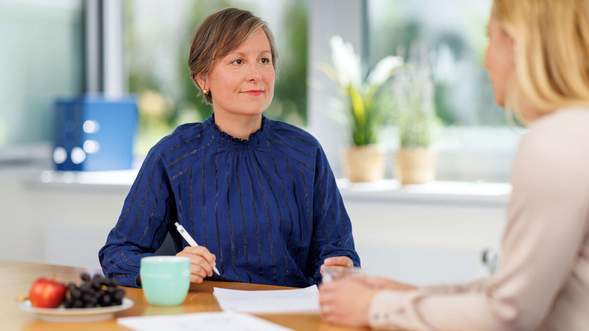 EAP-Beraterin der ias mental health im Vor-Ort-Gespräch zur Beratung 