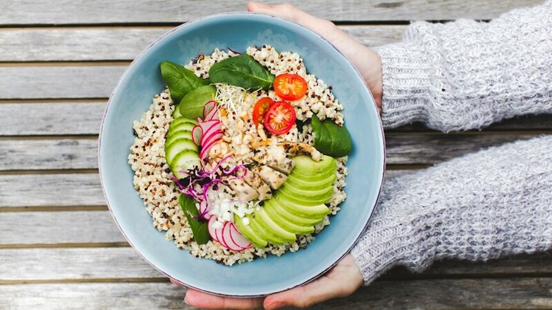 Bowl mit Quinoa und frischem Gemüse