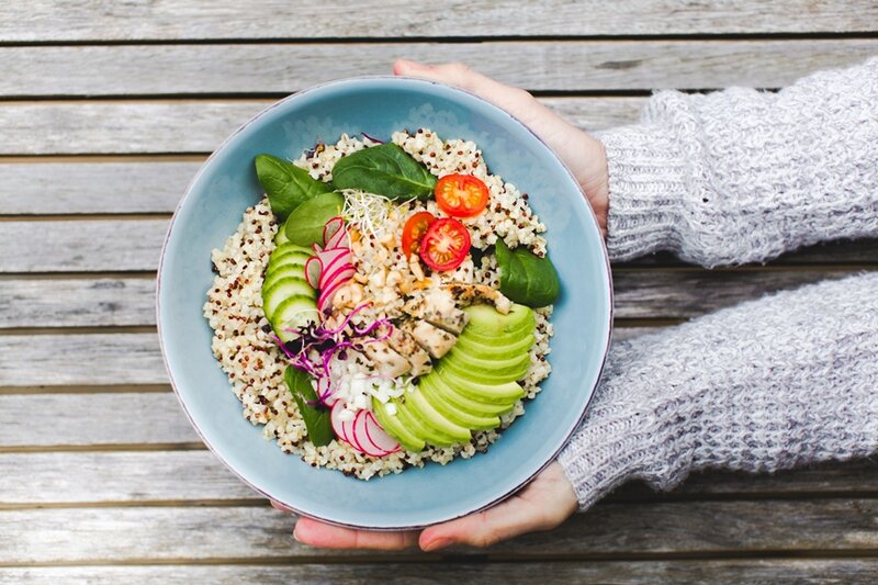 Bowl mit Quinoa und frischem Gemüse