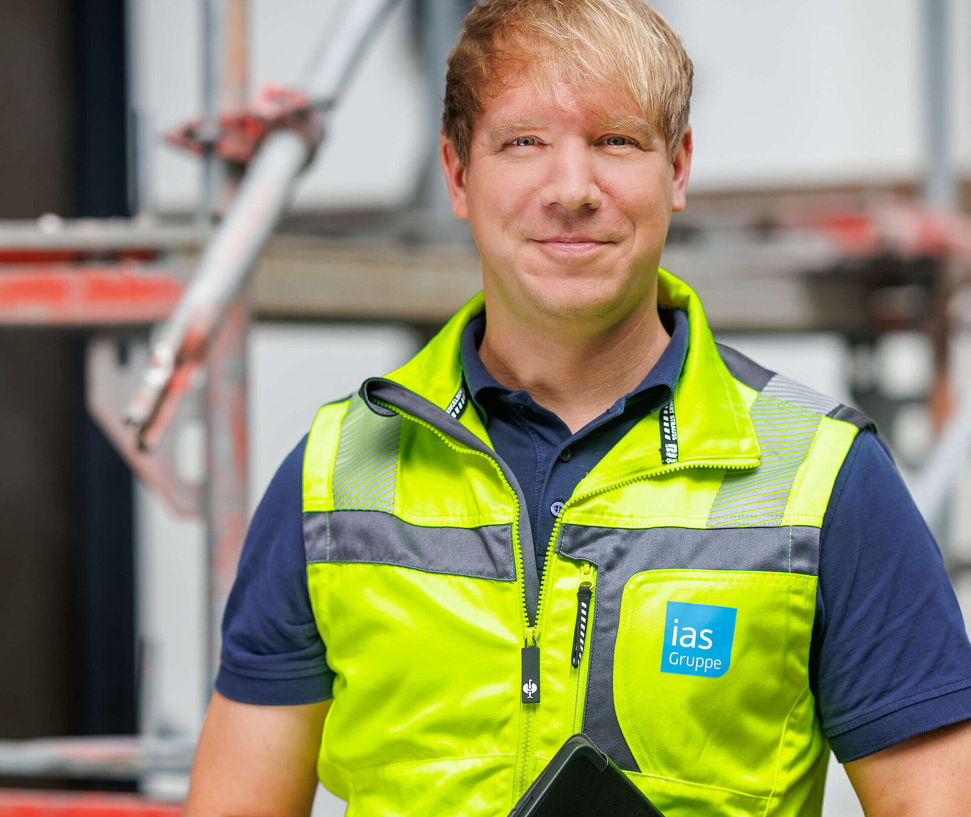 Sicherheitsingenieur vor einer Baustelle
