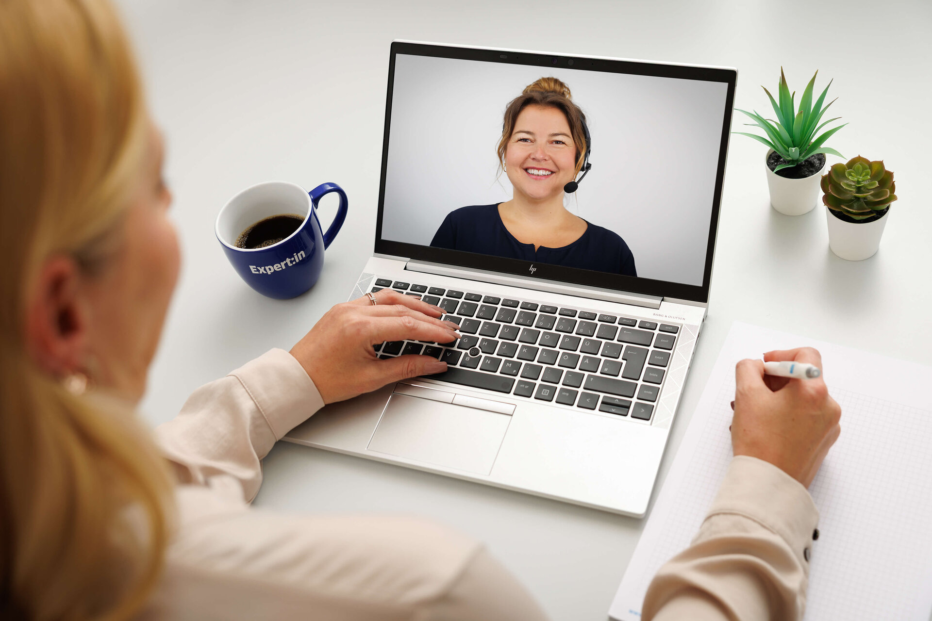 EAP Beraterin Miriam Born im Online-Beratungsgespräch