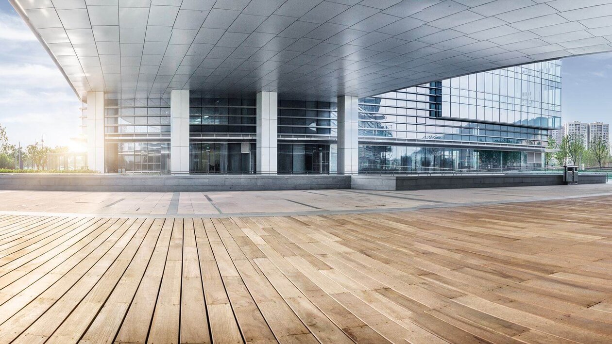 urbanes Gebäude, moderne Architektur betont Glas, Stahl und Holz
