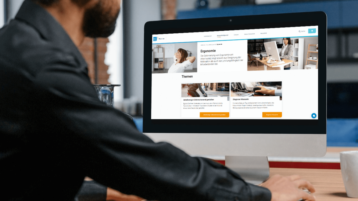 Mann sitzt vor einem Monitor mit einer geöffneten Seite des "Mein ias"-Portals