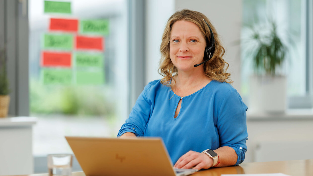EAP-Beraterin Kathrin Schwert von der ias mental health GmbH bei der Online-Beratung