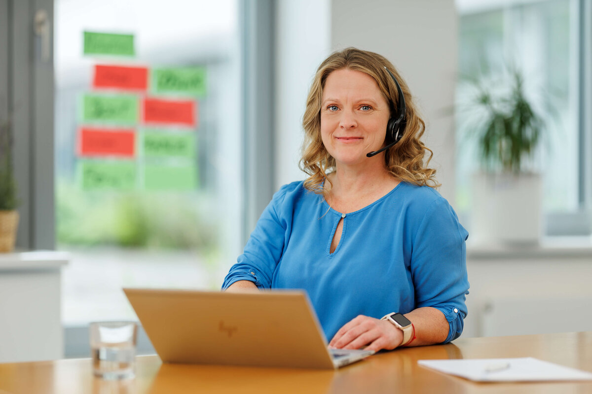 EAP-Beraterin Kathrin Schwert von der ias mental health GmbH bei der Online-Beratung