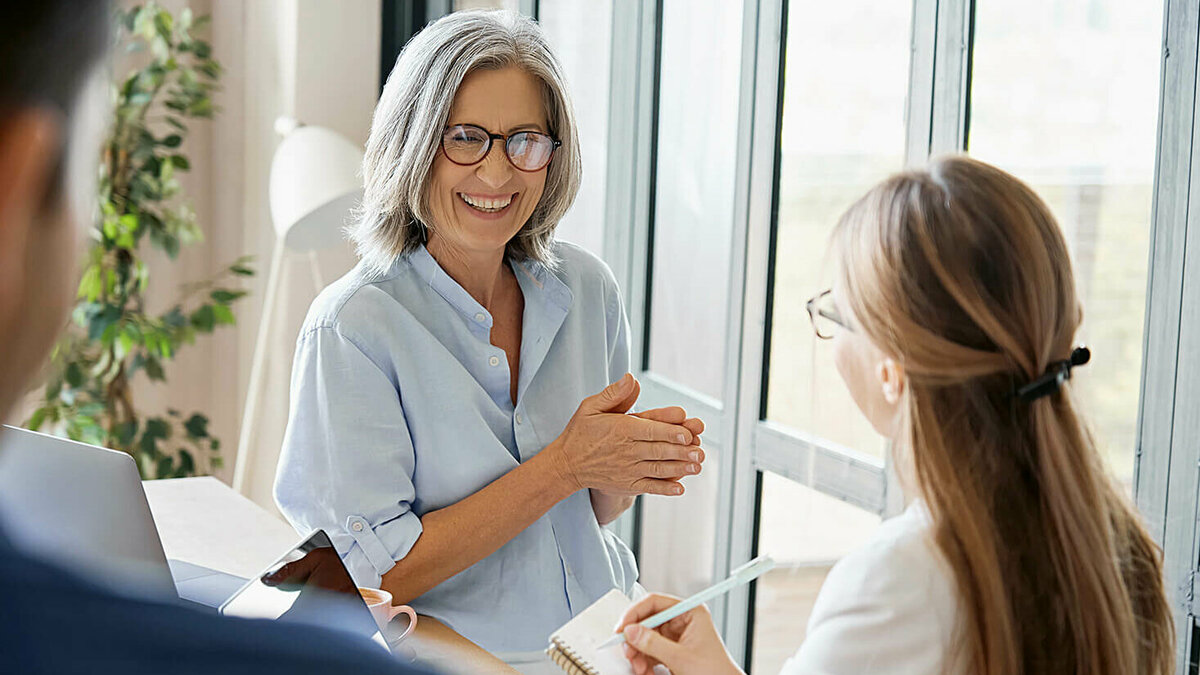 Führungskräfte bei der Arbeit im Gespräch