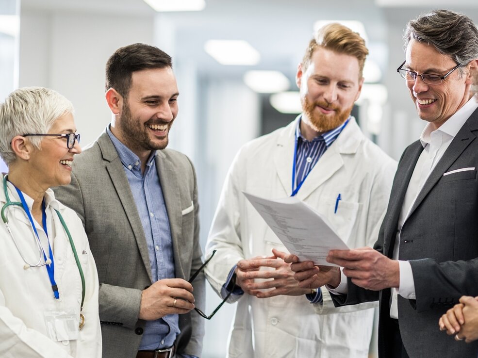 Team aus Arbeitsmedizinern, BGM-Beratern und Angestellte eines Unternehmens