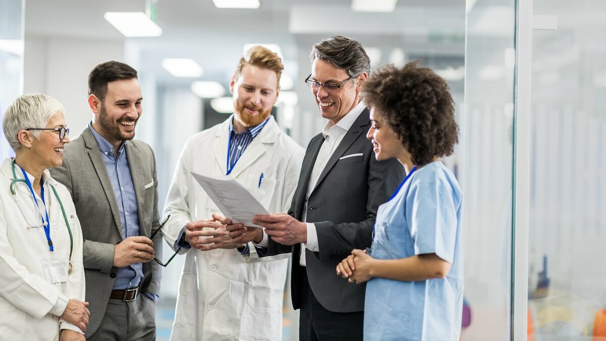 Team aus Arbeitsmedizinern, BGM-Beratern und Angestellte eines Unternehmens