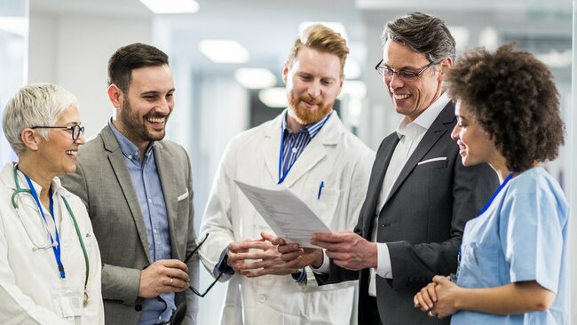 Team aus Arbeitsmedizinern, BGM-Beratern und Angestellte eines Unternehmens