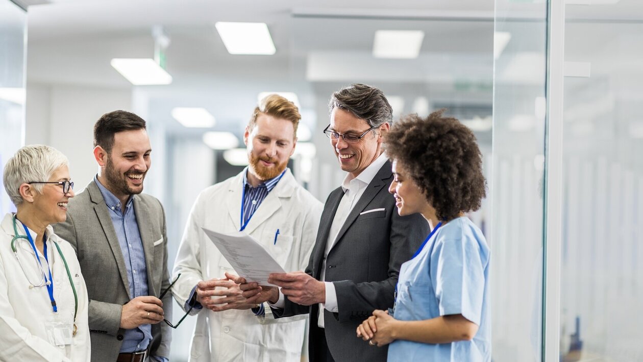 Arbeitsmedizin Team aus Arbeitsmedizinern, BGM-Beratern und Angestellte eines Unternehmens