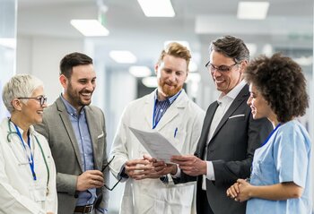 Team aus Arbeitsmedizinern, BGM-Beratern und Angestellte eines Unternehmens