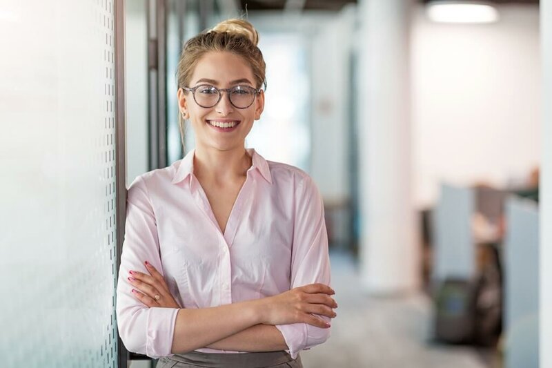 junge lächelnde Businessfrau mit Brille 