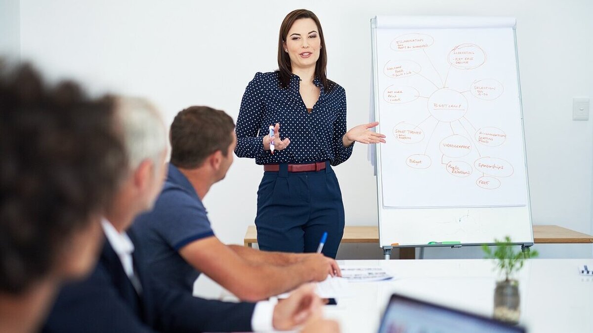 Frau in einer Vortragssituation mit Flipchart