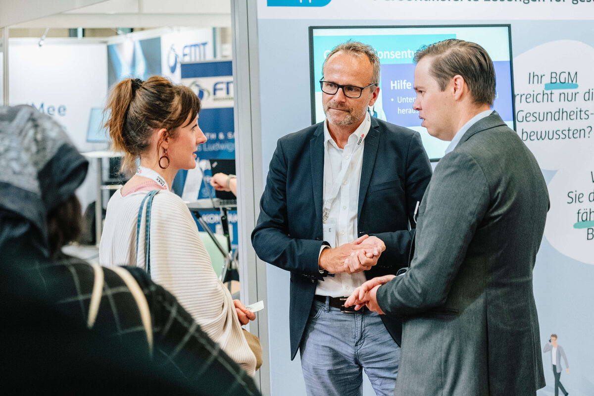 ias-Gruppe auf der ZP Europe Köln Nils Schilling (imh) und Marcell von Grunder (PREVENT) im Gespräch mit Interessierten am Messestand der ias-Gruppe