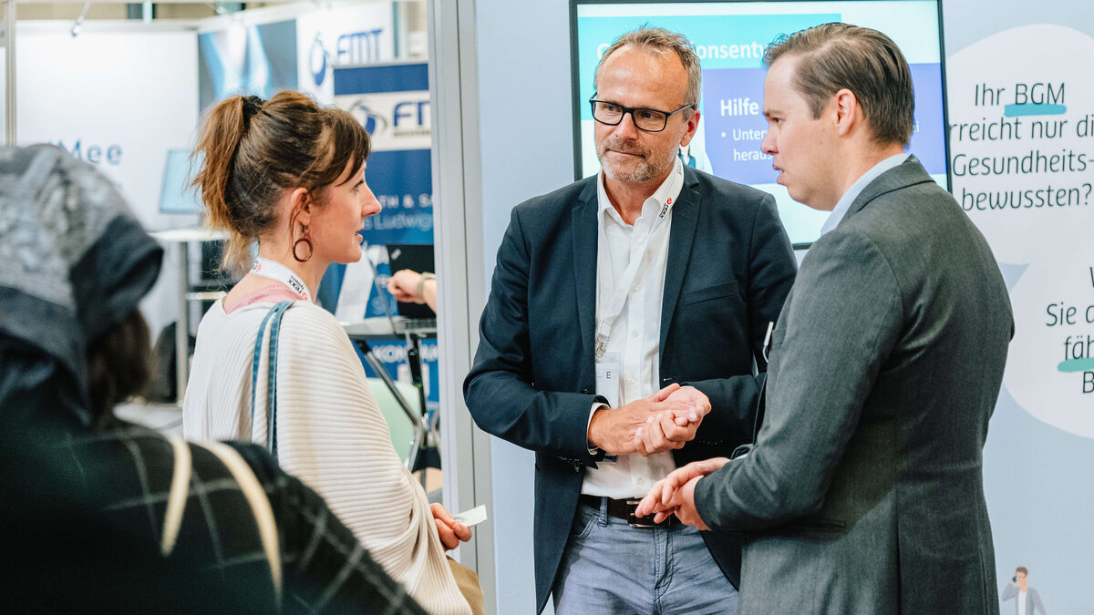 Nils Schilling (imh) und Marcell von Grunder (PREVENT) im Gespräch mit Interessierten am Messestand der ias-Gruppe