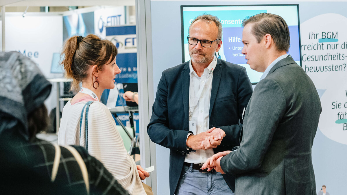 ias-Gruppe auf der ZP Europe Köln Nils Schilling (imh) und Marcell von Grunder (PREVENT) im Gespräch mit Interessierten am Messestand der ias-Gruppe