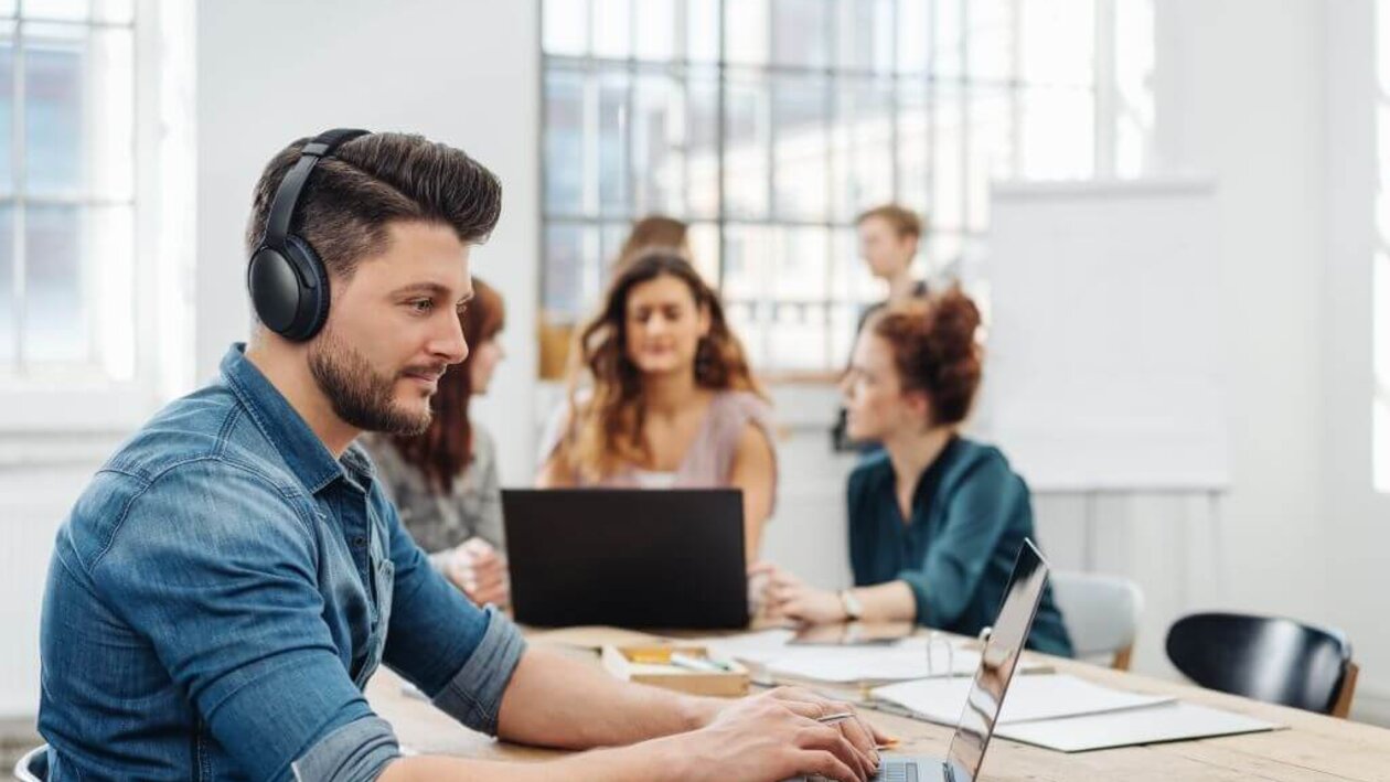 Digitalisierung, Junge Arbeitnehmer an einem Tisch 