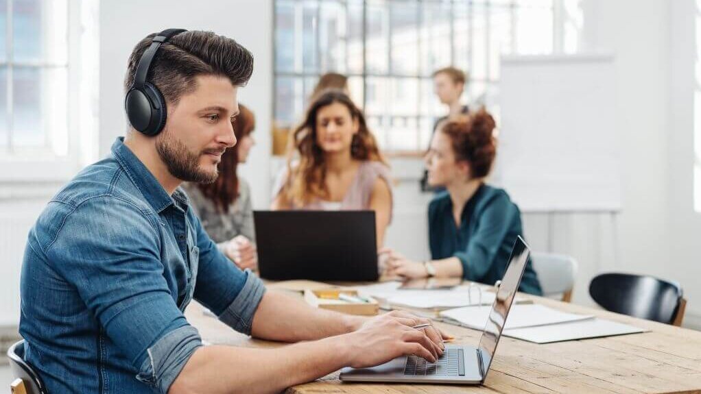 Digitalisierung, Junge Arbeitnehmer an einem Tisch 