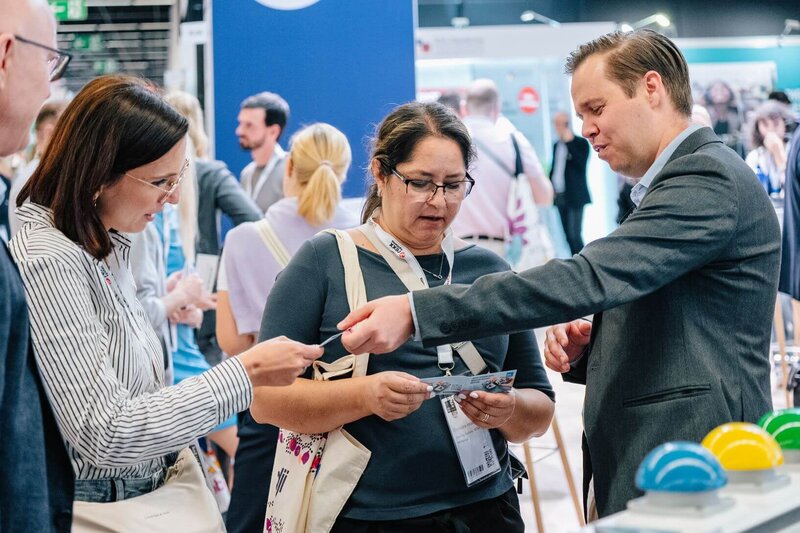 ias-Gruppe auf der ZP Europe Gesprächssituation mit Interessierten am Messestand der ias-Gruppe in Köln