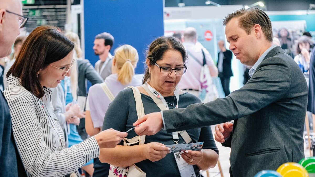 Gesprächssituation mit Interessierten am Messestand der ias-Gruppe in Köln