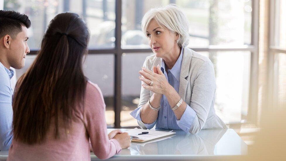 Ältere Dame in einer Beratungssituation