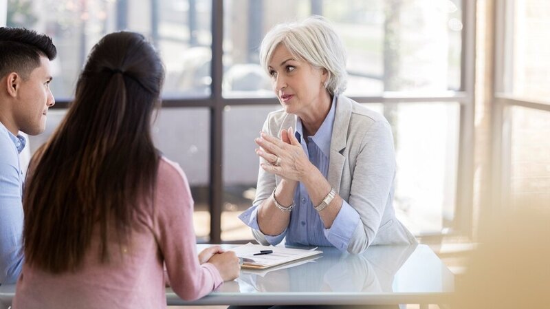Ältere Dame in einer Beratungssituation