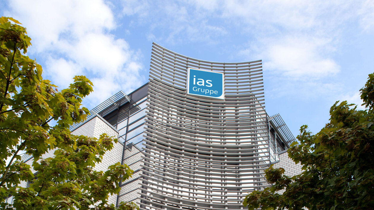 Ansicht des ias-Gebäudes mit blauem Logo 