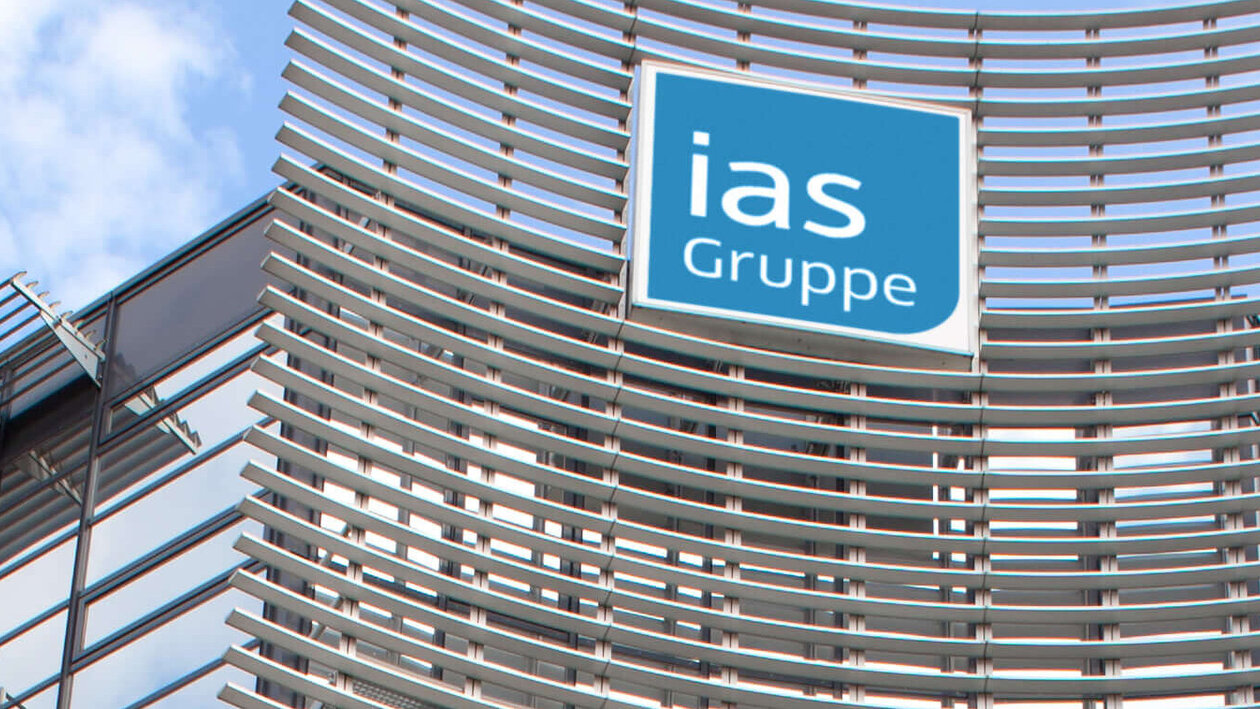 Ansicht des ias-Gebäudes mit blauem Logo 