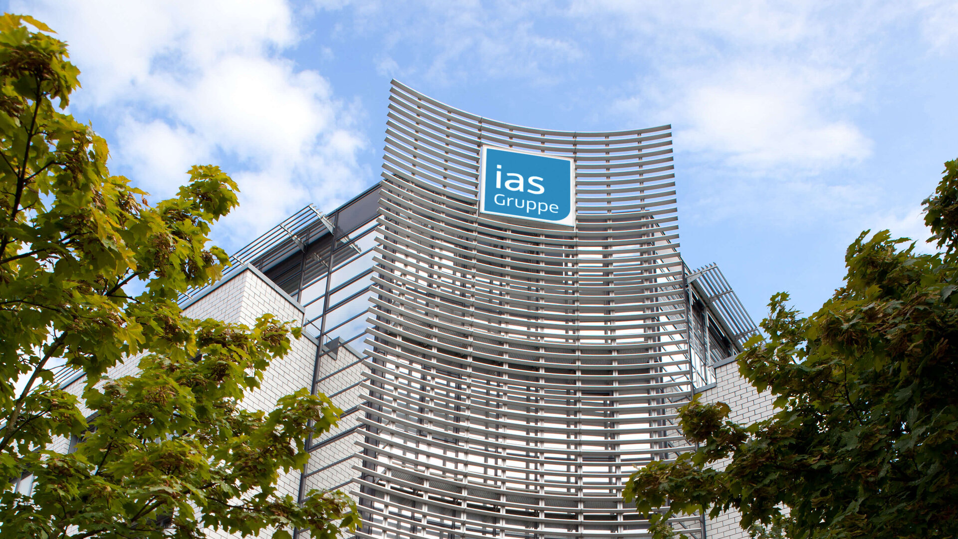 Ansicht des ias-Gebäudes mit blauem Logo 