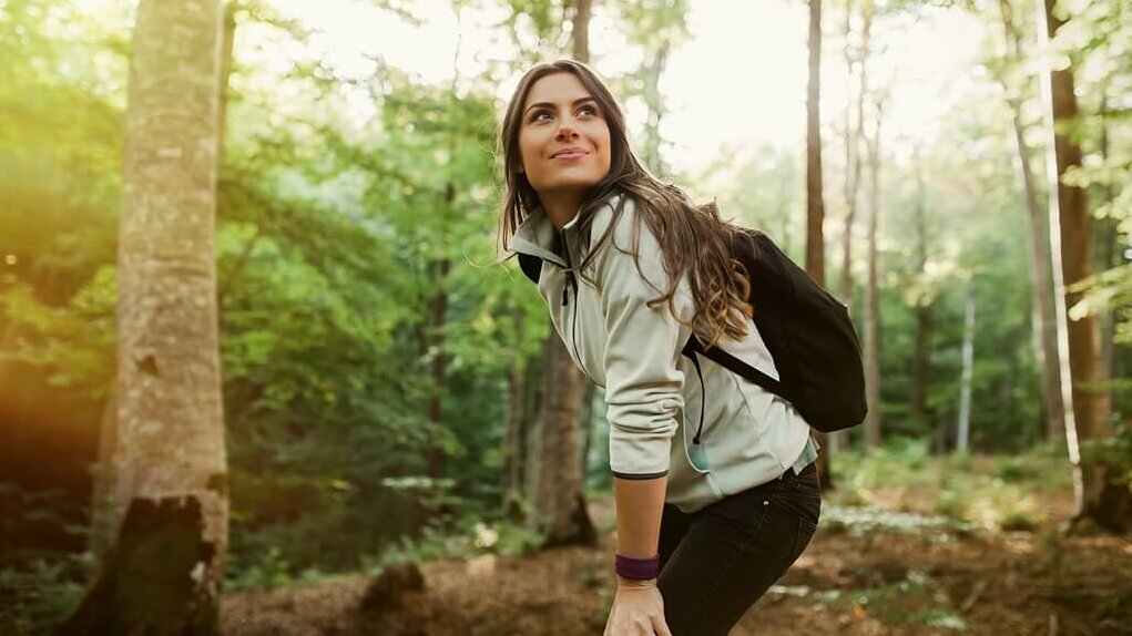 Junge Frau beim Waldspaziergang