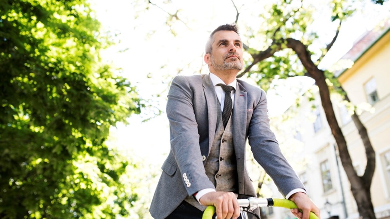 Businessmann auf dem Fahrrad