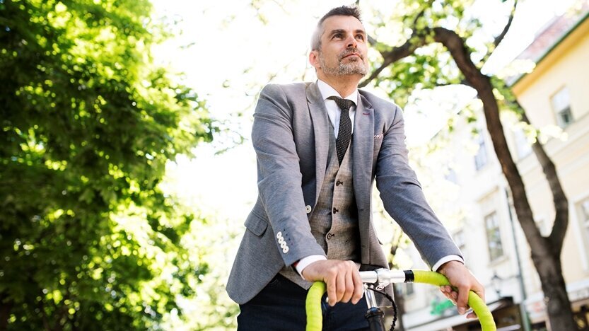 Businessmann auf dem Fahrrad