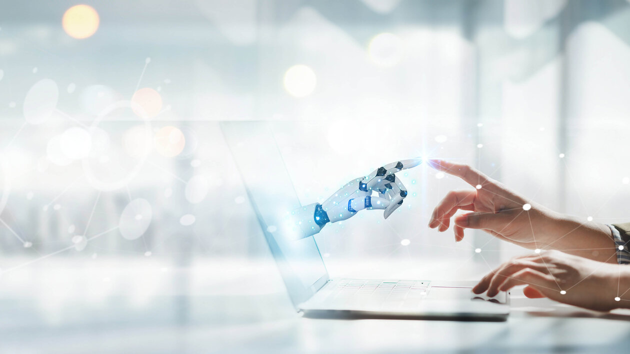 Roboterhand trifft Menschenhand in der KI-Arbeitswelt 